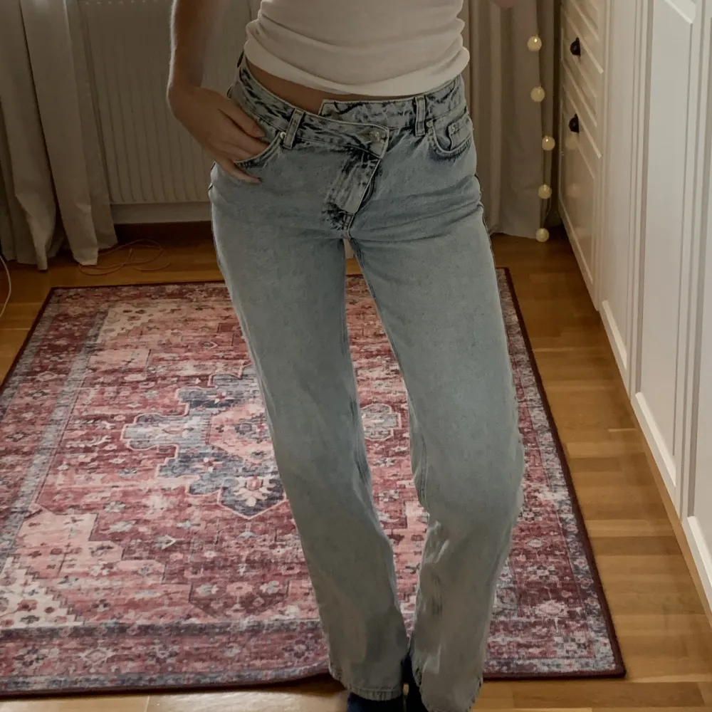 Med en dragkedja. Fina inte min stil längre bara🥰 Innerbenslängd: 79cm. E själv 178cm tror jg💞. Jeans & Byxor.