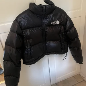The North Face croppad täckjacka dam - Inköpt förra vintern för 3600kr. Jätteskön och bra jacka som jag tyvärr har tröttnat lite på. Den är inte särkilt använda o fortfarande i nyskick!💗