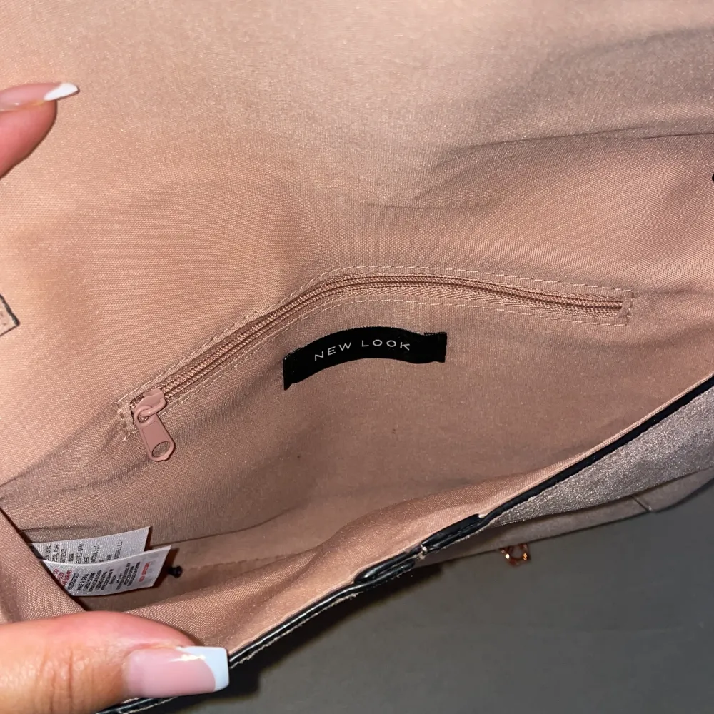 Aldrig använt Jättefin väska!! Rosa/rosé väska med kedja (går att gömma kedjan som bilden 1)  Envelop clutch with a front lap. . Väskor.