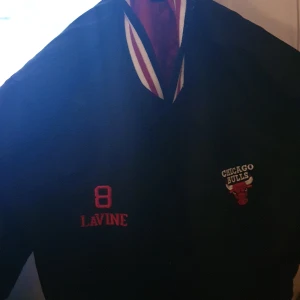 Höstjacka - sorry för dåliga bilder kan skicka bättre💗 säljer denna ascoola jacka, älskar den e as snygg! Men passar inte riktigt in i min stil, kontakta vid intresse❤️