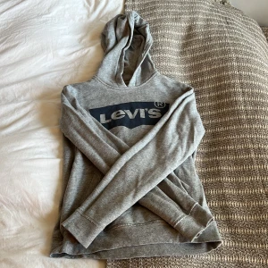 Grå hoodie  - Snygg och bekväm levi’s hoodie💗