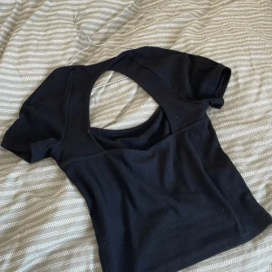 Svart rygglös tröja - Skön svart rygglös tröja i stl s som inte kommer till andvänding längre från Gina Tricot, jag står inte för frakten 💕