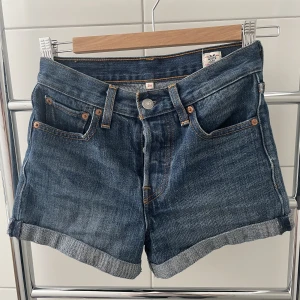 Levi's jeansshorts  - Levi's jeansshorts i bra skick. Säljer pga att de är för små för mig.