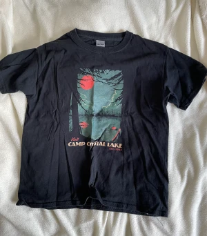 Svart t-shirt med tryck  - Svart T-shirt med tryck. Väldigt bra skick! Skicka för fler bilder eller för att se hur den sitter på💕