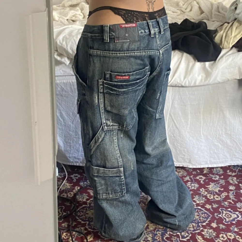 Stora oversized jeans med massa snygga detaljer💖💖💖 något slitna i benen längst bak, kan skicka fler bilder🫶 jag är 163 och de är för långa för mig⭐️. Jeans & Byxor.