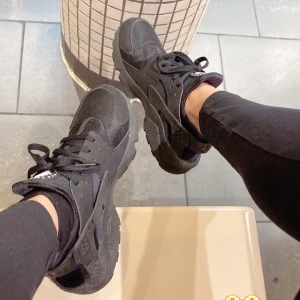 NIKE AIR HUARACHE - Knappt använda då dom är för små, riktigt fint skick. Nypris 1300  dessa var för små för mig då nike oftast har mindre storlekar så passar nog även 39 