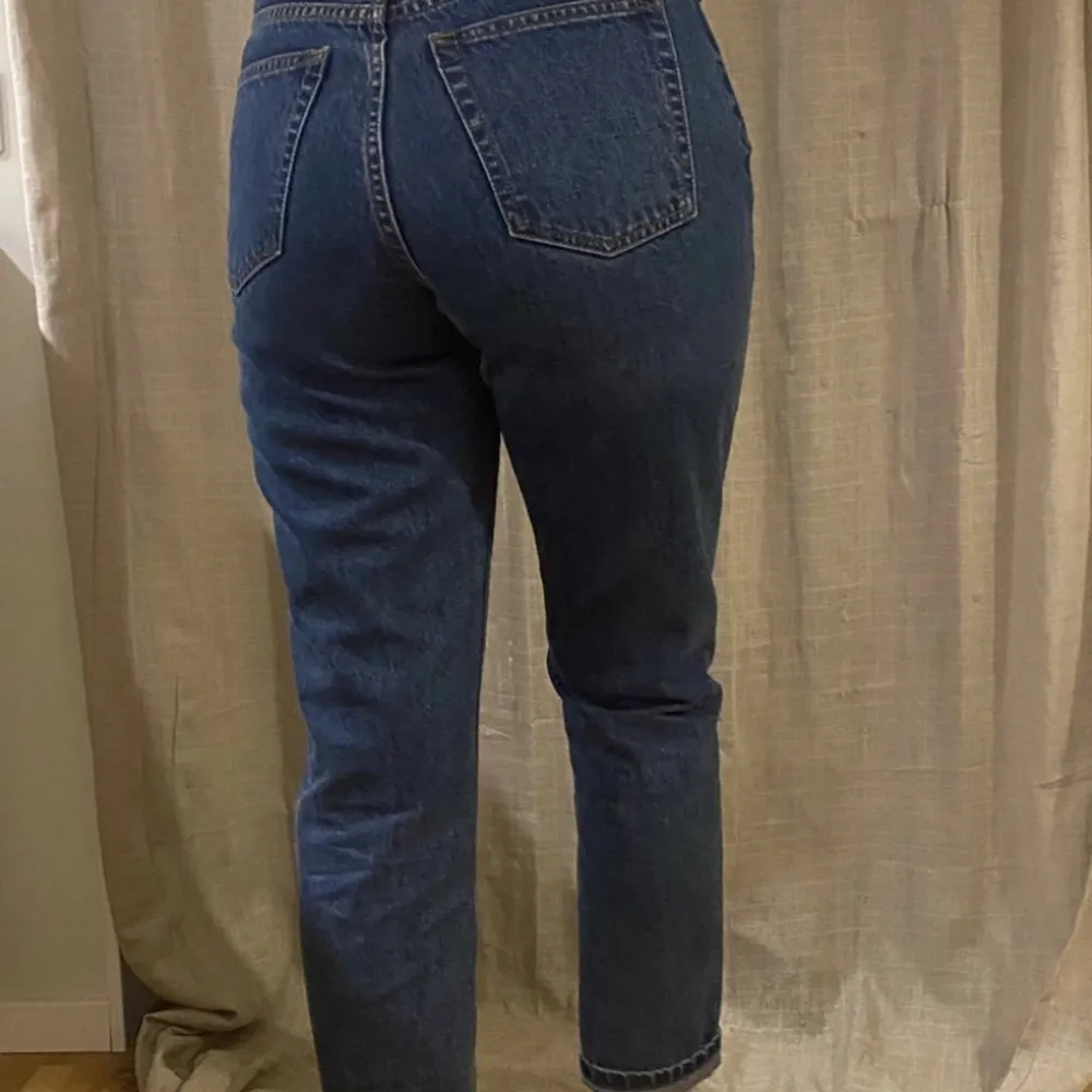 Mom jeans från Dr Denim, i modellen ”Nora”, med hög midja. Använda bara 3 gånger så väldigt fint skick utan tecken på användning. Strl 27/30. Nypris 789 :-, säljer för 285! ☺️. Jeans & Byxor.