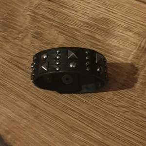 Nitarmband - Svart nitarmband, aldrig använt😊