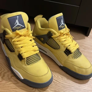 Jordan 4 Lightning - 7/10 skick. Storlek 45,5. Original låda finns. Något smutsiga, men ändå i bra skick. Bär de inte längre, därför vill jag få de sålda. Pris kan förhandlas. Plats för möte kan också förhandlas.