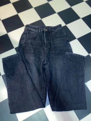 jeans  - superfina jeans jag köpte här på plick men tyvärr var dom lite små över rumpan så det är dax att dessa får leta efter nytt hem 