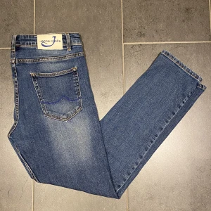 Jacob Cohën Jeans  - Säljer ett par fantastiska Jacob Cohen jeans i storlek 34. Jeansen är små i storleken men har passat mig perfekt som är 186 och väger 73. Nypris är 5000. Hör av dig om du har några frågor!