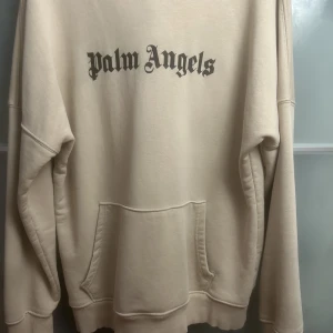 PALM ANGELS HOODIE - Använd ett fåtal gånger sen så blev den liten på mig annars så är den i jättebra skick. Tröjan är oversized.