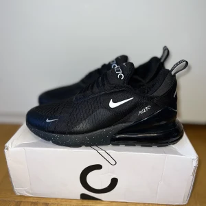 Nike AirMax 270 - Helt Nya Nike Air Max 270 i storlek 42,5. Vill sälja skorna eftersom det är inte min storlek. Kan även frakta men kunden står för frakten. 