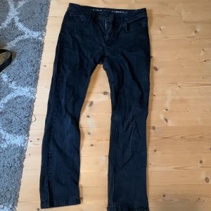 Jeans  - Ett par svart jeans, mid waist, slits nere vid anklarna, lite utslitna