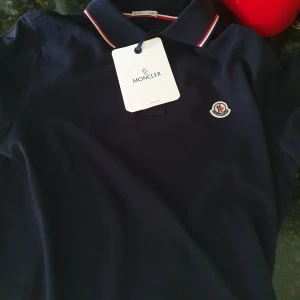 Moncler Pike  - Säljer denna moncler pike. Knappt använd, bra skick. Köpt på NK för ett år sen. Pris kan diskuteras