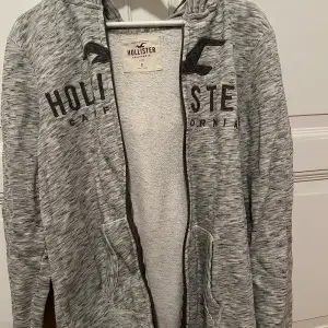 Grå hoodie med dragkedja från Hollister. Den är i storlek S och är i bra skick! 💕