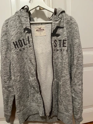 Grå zip hoodie från Hollister - Grå hoodie med dragkedja från Hollister. Den är i storlek S och är i bra skick! 💕