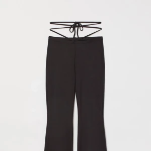 Utsvängda byxor med snörning i midjan - Säljer dessa utsvängda byxor från H&M. Dom knyts i midjan och materialet är runt och svalt. Storlek xs men dom är mer som en S. Ganska bra i längd för mig som är 165.Köpte för ett tag sedan men nästan aldrig använda