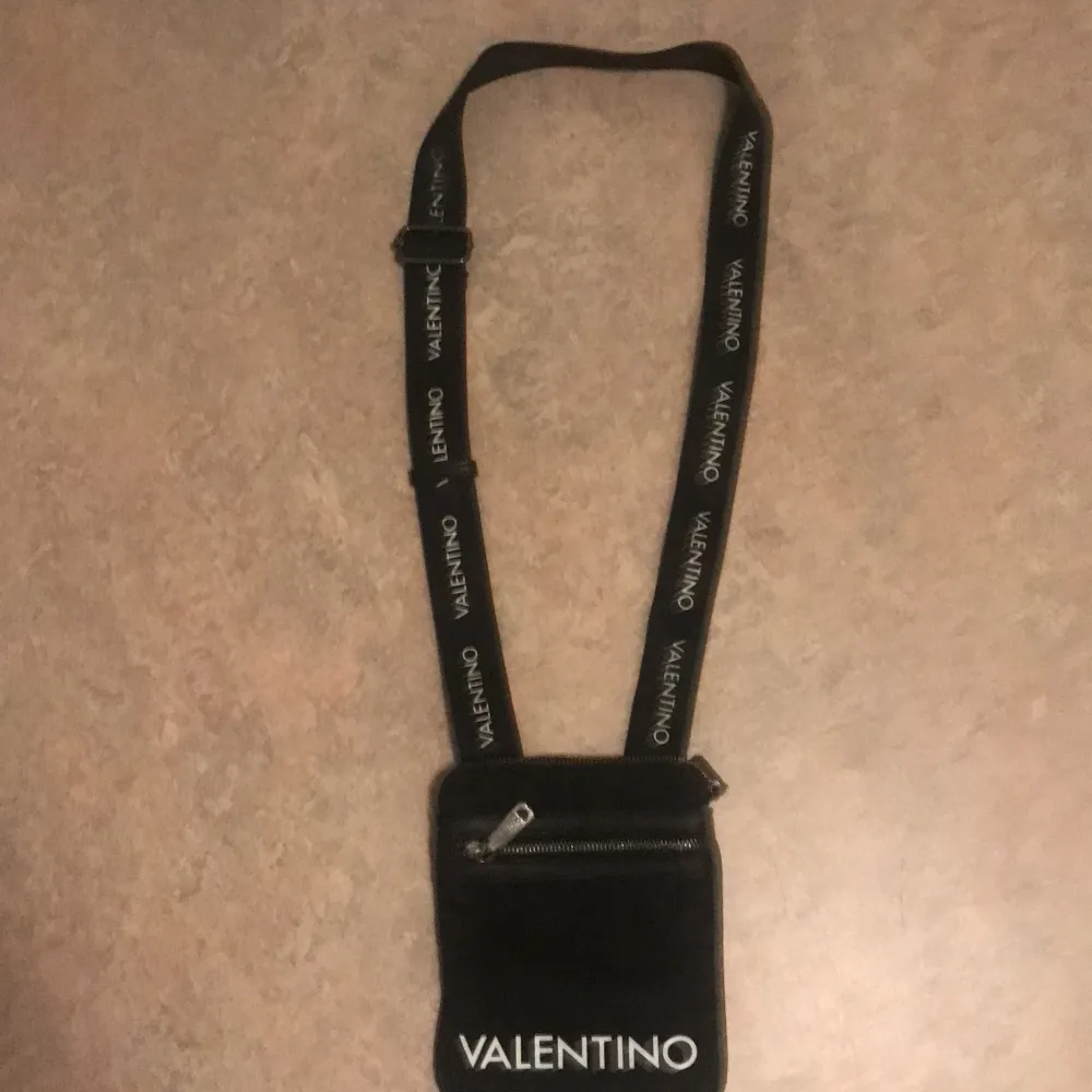Hej säljer min valentino väska väldigt billigt för använder inte den längre . Accessoarer.