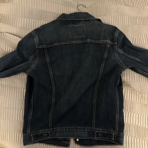 Jenasjacka - Mörkblå jenas jacka typ aldrig använd