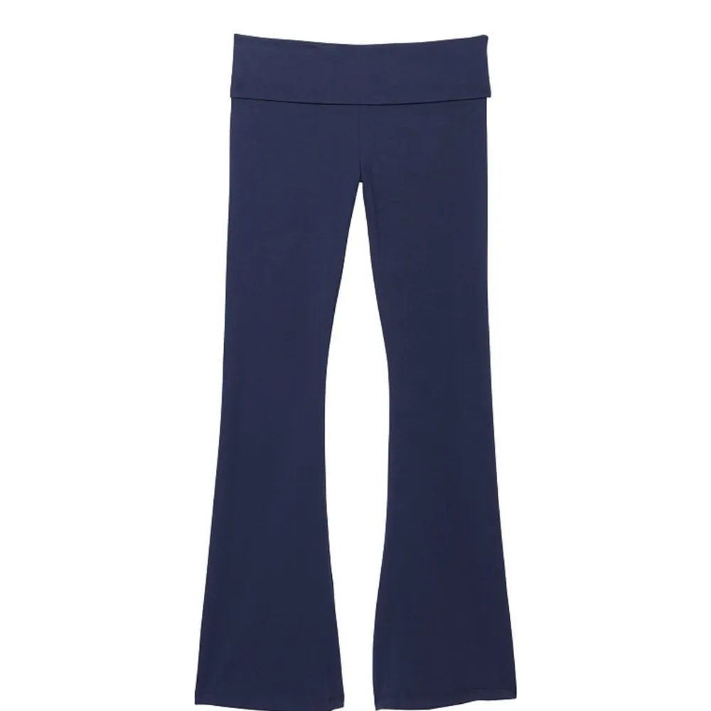 mörkblåa trendiga vikbara leggings från victoria’s secret pink. de är endast testade med etiketterna på.  kan skicka bild om det efterfrågas.. Jeans & Byxor.