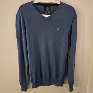 FQ1924 Tröja  - Hej jag säljer min FQ1924 tröja då den inte längre kommer till användning. Tröjans skick är 9/10 och den passar bra när som helst, med skjorta under eller inte. Storleken är S. Hör av er vid minsta lilla intresse!!