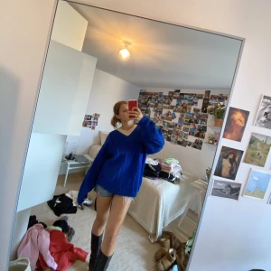 Kabelstickad tröja - Oversized Kabelstickad tröja i blått 