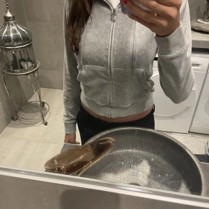 Juicy couture kofta - En juicy couture kofta som ej längre kommer till användning, den är använd fåtal gånger och är som ny🌸🌸