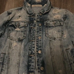 Jeans jacka - Blå jeans jacka (har två fett fläckar på ryggen) 