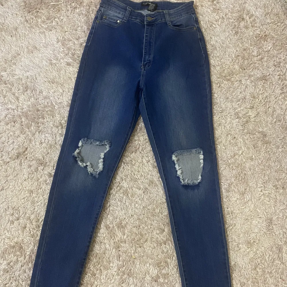 Jätte fina fashion nova jeans! Passar jätte bra till långa tjejer som har svårt och hitta jeans som passar dem jätte fint och de är stretchigt. . Jeans & Byxor.