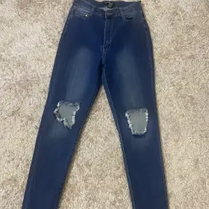 Jätte fina fashion nova jeans! Passar jätte bra till långa tjejer som har svårt och hitta jeans som passar dem jätte fint och de är stretchigt. 