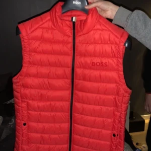 Hugo boss väst röd - Röd Hugo boss väst, storlek S  Andvänd 1 gång, säljer för den är lite för stor. Nypris 2000 ungefär
