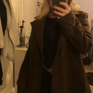 Brun kappa - Säljder denna superfina bruna kappa. De står ingen storlek i den men skulle säga att den sitter som en s. Om fler bilder önskas kan de lösas:)