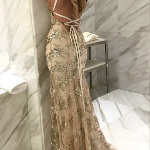 Balklänning  - Säljer åt min syrra, perfekr inför studentbalen. Beiga färgen är den som säljs 