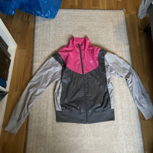 NIKE tunn sportjacka  - Nyskick! Från deras athletic dept collection. Perfekt för när man springer utomhus då den hjälper mot vind och regn.