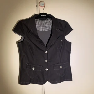 Jeansväst - Väst i jeansliknande material med krage