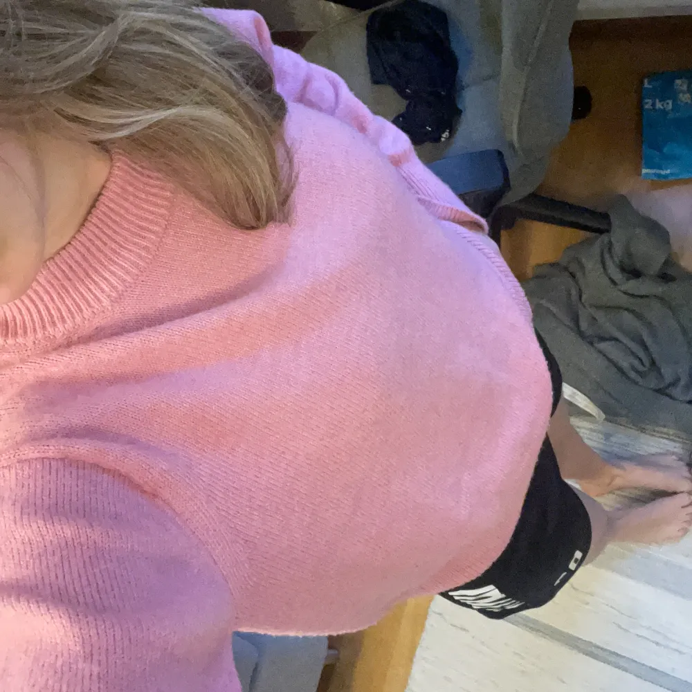 Säljer min fina rosa tröja, i nyskick ❤️ så fin färg, priset går att diskutera 💗. Tröjor & Koftor.