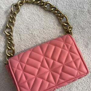En superfin rosa och rymlig axelväska med kedjeband och från ”Zara” 💗Aldrig använd. (Har ett fack på insidan) 
