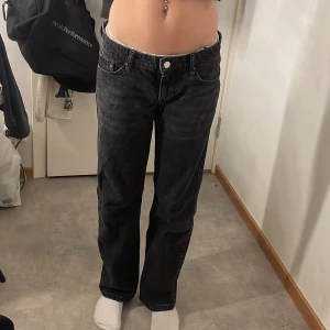 Weekday lowwaist - Säljer dom då jag inte använder dom längre! Är 162cm för referens! 