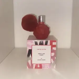 Säljer denna Ariana Grande 50ml slc le parfymen, den har ca 80% kvar