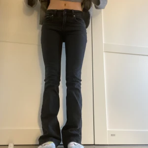 Svarta jeans  - Säljer dessa jättefina jeansen som sitter som en smäck. Prislappen råkade gå av så säljer dem, såklart helt oanvända och nya. Är 161cm och de är för långa för mig. Skriv för fler bilder eller om du har några frågor! 🥰🤗