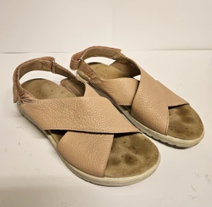 Fina sandaler från Ecco  - Fina sandaler från Ecco som är ljusrosa/nudefärgade.  Välanvända men i fint funktionellt skick.  Har inte försökt tvätta dem utan de säljs i befintligt skick och går säkert att piffa till mer. Storlek 37. Nypris 1200 kr.