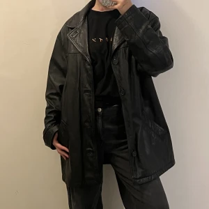 Lång skinnjacka - Kom gärna med frågor om ni undrar något och kika gärna min profil, fixar paketpris❤️