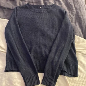 Stickad tröja! - Stickad mörkblå tröja! Från H&M tror jag. Skriv till mig för mer bilder och info.