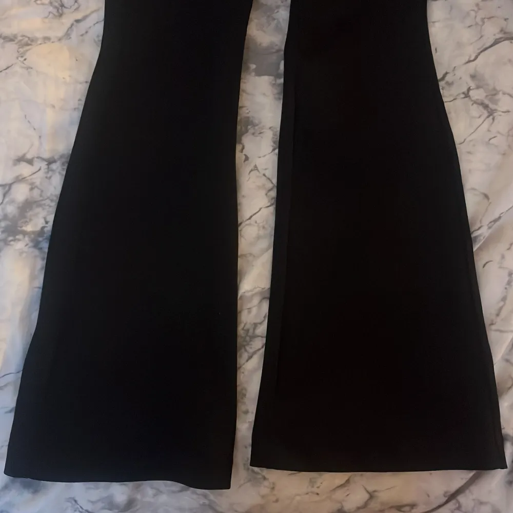 Svarta kostymbyxor från vero Moda. Inga fläckar eller sönder nånstans. Utsvänga midwaist. Köpare står för frakt 💕. Jeans & Byxor.