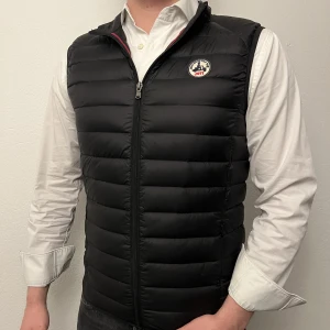 JOTT väst - Fin JOTT väst i storlek M. Säljes då den ej kommer till användning. Endast använd ett fåtal gånger och därav i nytt skick.  Inga fläckar, hål eller andra defekter.  Nypris ca 1700kr.