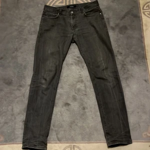 J.Lindeberg jeans - Gråa J.Lindeberg jeans med slim passform. Är i fint skick förutom att knappen sitter lite löst, men det är inget som påverkar funktionen av dem. Är något långa på mig som är 183 cm men funkar ändå.