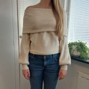 Säljer denna jättesnygga stickade off-shoulder tröjan!! - Säljer denna jättesnygga stickade off-shoulder tröjan i en fin beige färg!!😍 Använd fåtal gånger och är som ny. I storlek S men tröjan är stretchig så skulle säga att den passar en storlek M också. Hör av dig om du har några funderingar eller frågor!!❣️❣️❣️❣️