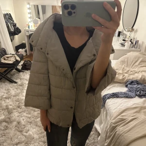 Trekvartsärmad jacka - Ljusgrå trekvartsärmad jacka, liknar herno jackan super mycket!! Så fin men har en typ likadan så tänkte sålja denna, passar en XS/S men även M beroende på hur man vill att den ska sitta❤️