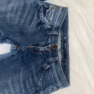 Svincoolaa miss sixty jeans med snygga detaljer dem är i jättebra skick och pissnygga dem är dock pyttelite förkorta (jag cirka 170) skriv vid funderingar💘💘💘